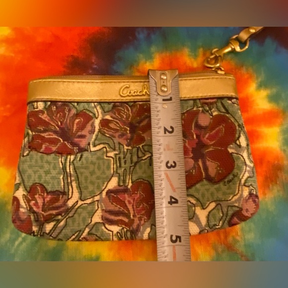 🌺 Coach flower wristlet with golden tone accents. 🌺 - Picture 3 of 4